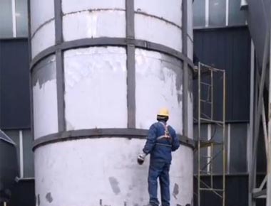 2021底浙江项目在加班焊接脱硫塔中
